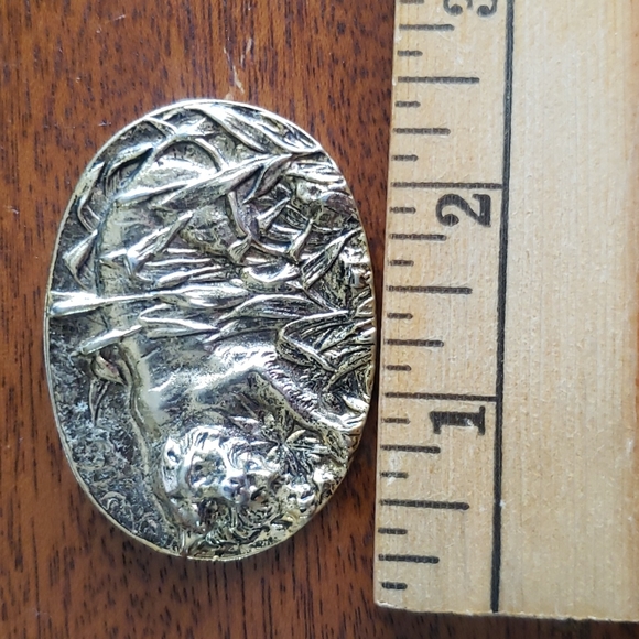 Vintage Oval Brooche Pin Animal Tiger gold brass color antiqued 3D - Picture 8 of 8